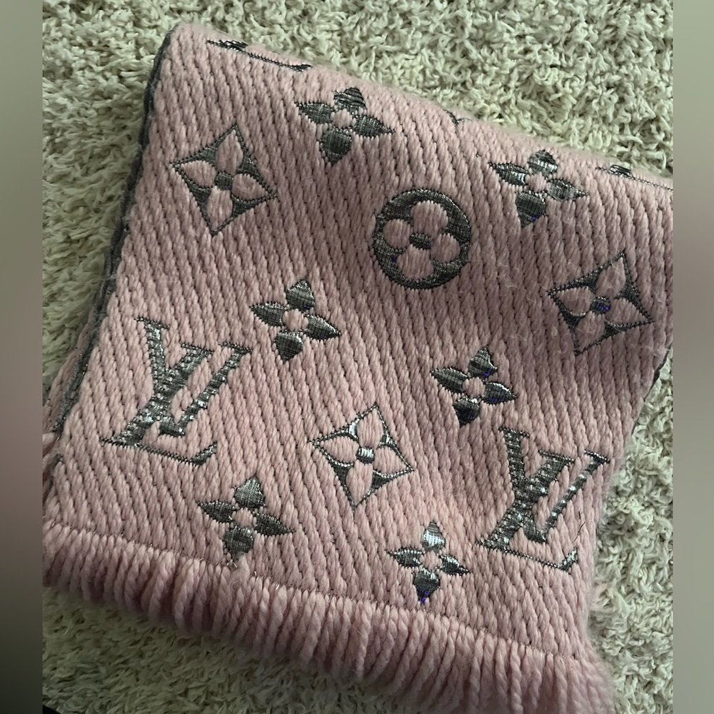 SOLD Louis Vuitton LOGOMANIA SHINE SCARF